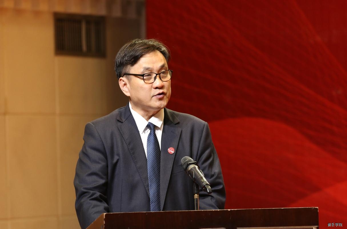 宣传片;我院原长笛教师王希平教授上台讲话并捐赠了其满怀深情创作