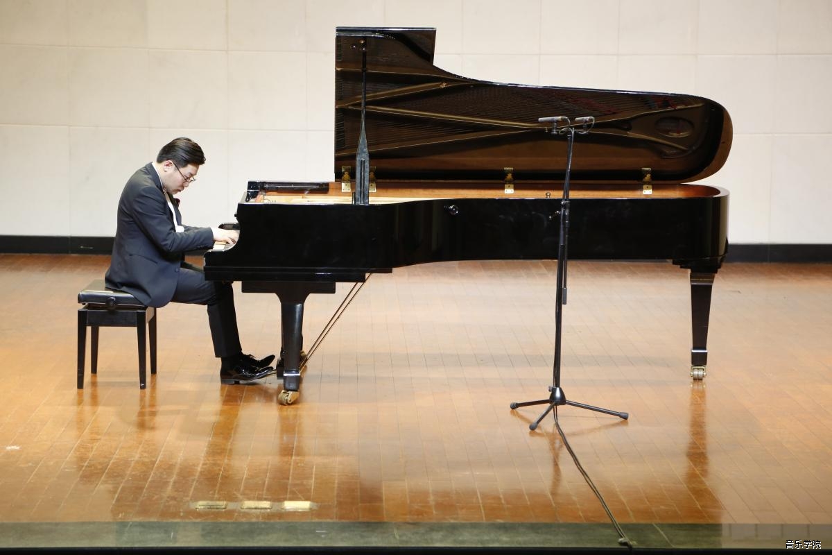 旅美钢琴家武晓锋独奏音乐会在我校成功举行