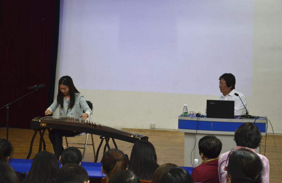 赵曼琴先生对学生的现场演奏进行点评