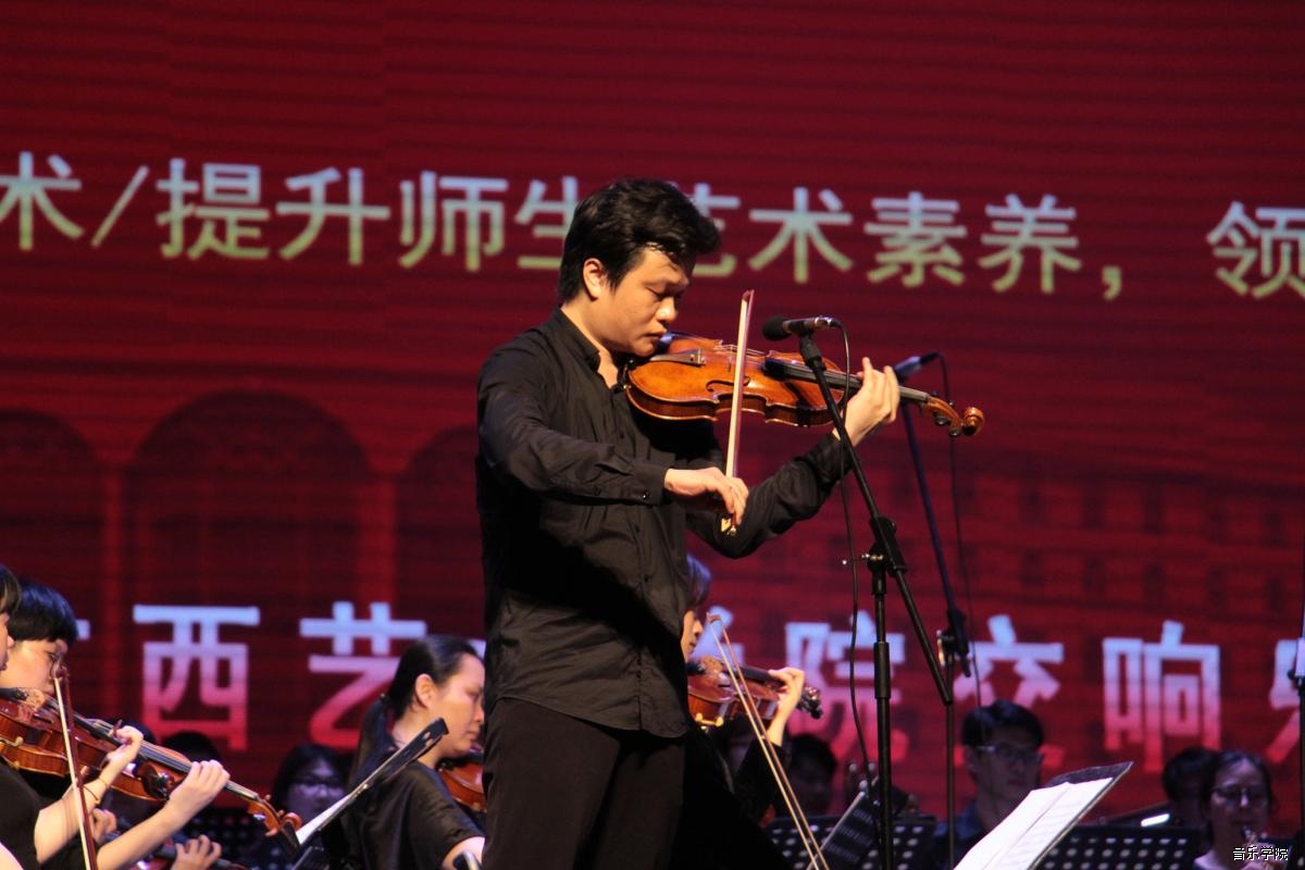 乐团副团长黄鹏小提琴独奏《九儿》