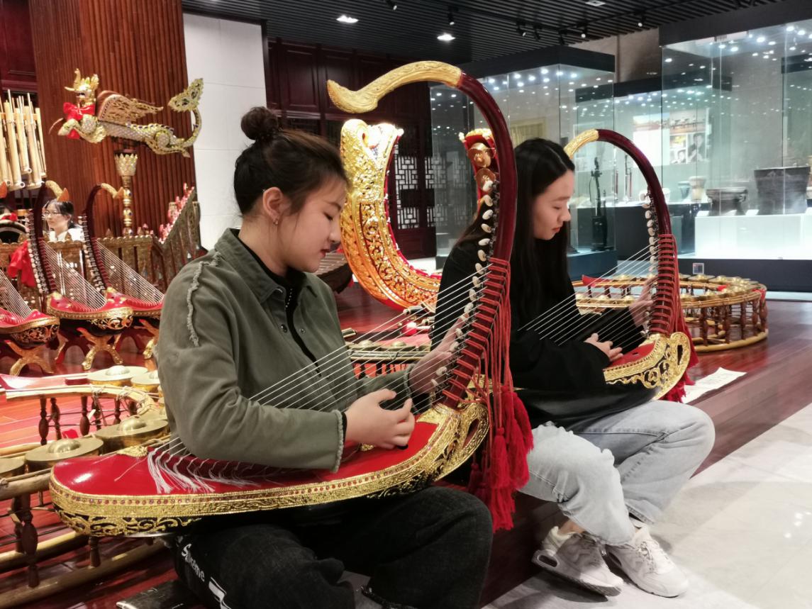 音乐学院学生为饶文心教授表演缅甸弯琴音乐艺术研究院师生为饶文心