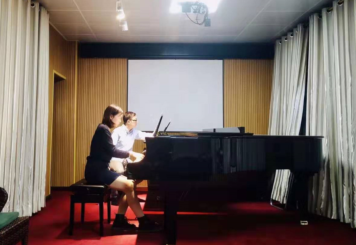 华夏琴英全球华人钢琴家星海音乐学院钢琴教师刘云天莅临音乐学院举办