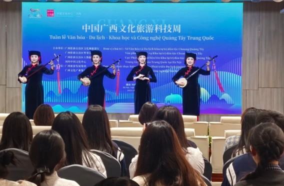 我校 “欢了” 天琴表演艺术团学生赴越南河内参加广西文化旅游科技周活动