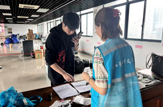 学雷锋践初心 办实事暖学子—— 音乐学院开展宿舍搬迁暖心志愿服务