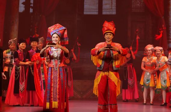 再续琴缘 情满壮寨丨天琴主题沉浸式音乐剧《琴·缘》“三月三”在龙州圆满复演